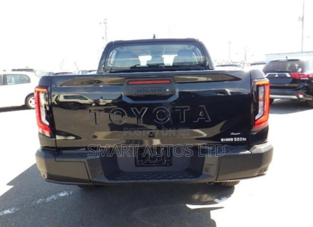 New Toyota Hilux 2025 Black