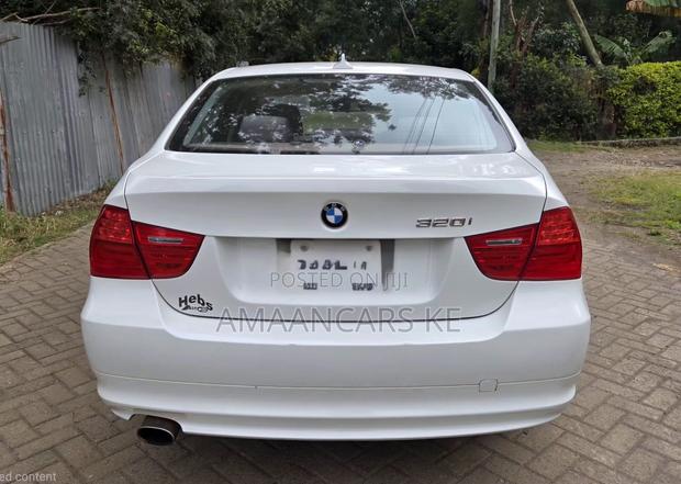 BMW 320i Sedan RWD 2011 White