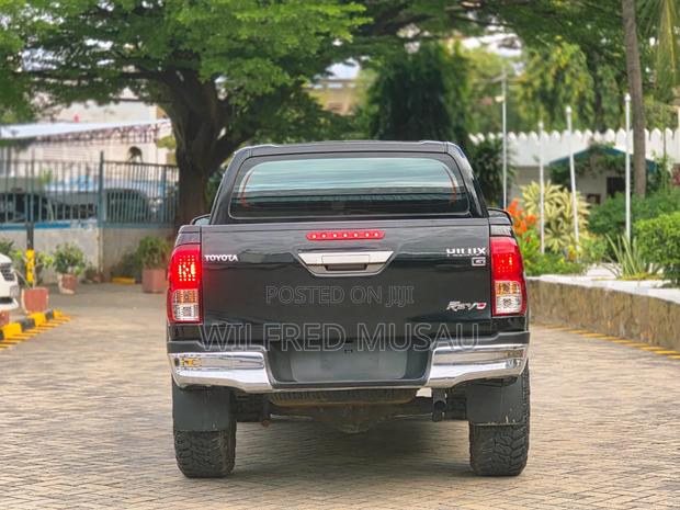 Toyota Hilux 2018 Black