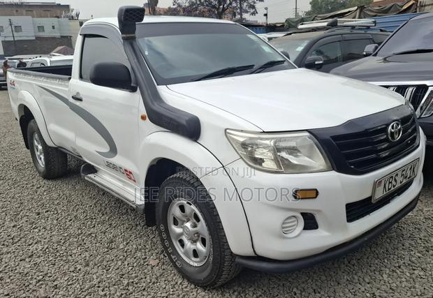 Toyota Hilux 2010 White