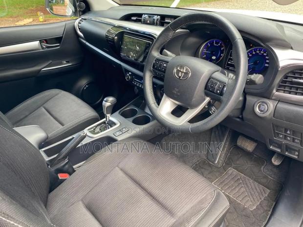 Toyota Hilux 2019 White