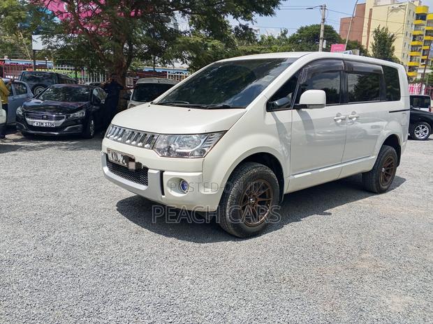 Mitsubishi Delica 2015 White