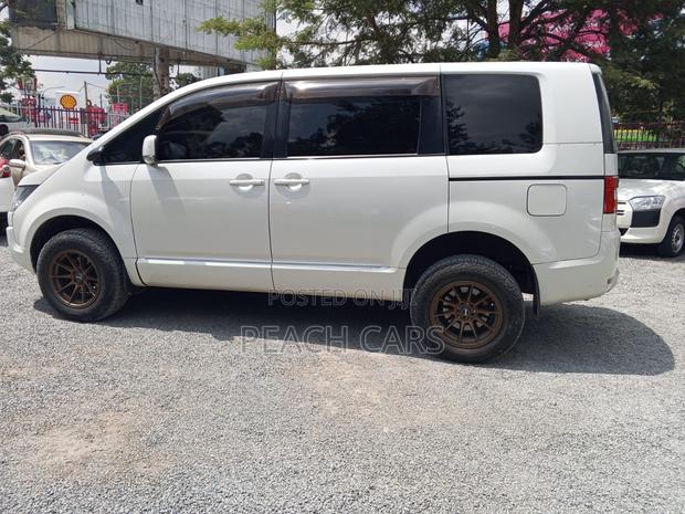 Mitsubishi Delica 2015 White