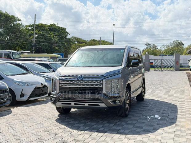 Mitsubishi Delica 2019 Silver