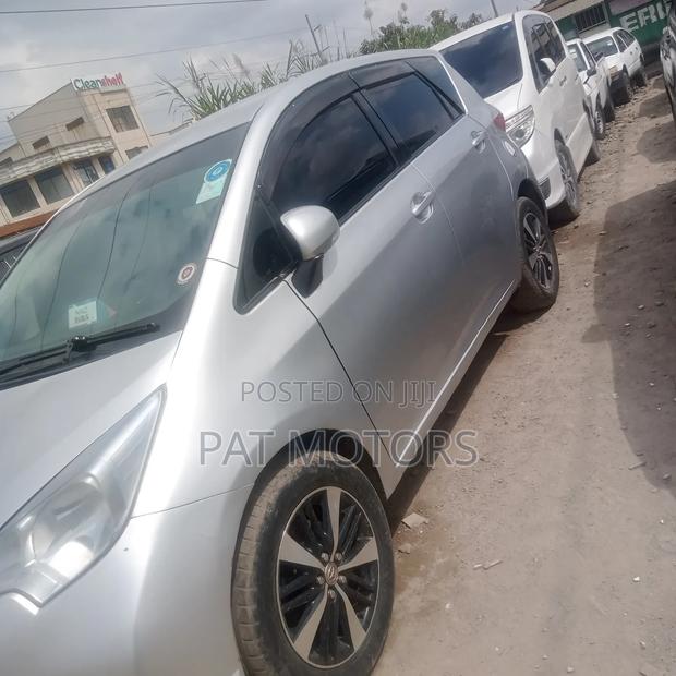 Toyota Ractis 1.3 FWD 2012 Silver