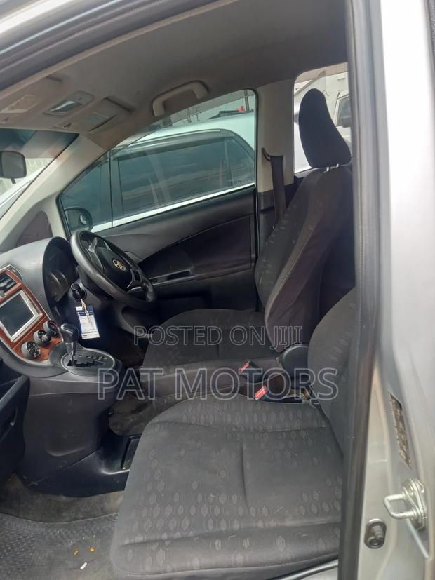 Toyota Ractis 1.3 FWD 2012 Silver
