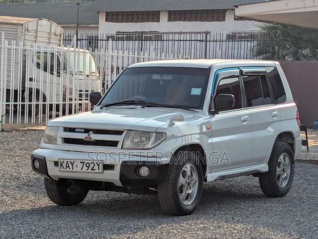 Mitsubishi Pajero 2000 White