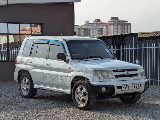 Mitsubishi Pajero 2000 White