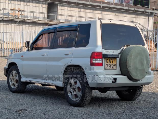 Mitsubishi Pajero 2000 White
