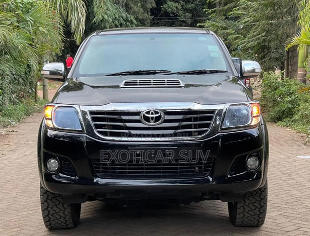 Toyota Hilux 2016 Black
