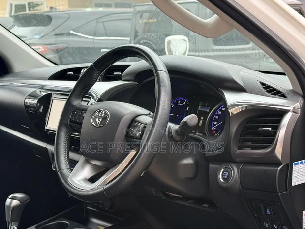 Toyota Hilux 2019 White