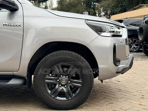 Toyota Hilux 2021 Silver