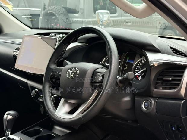 Toyota Hilux 2021 Silver