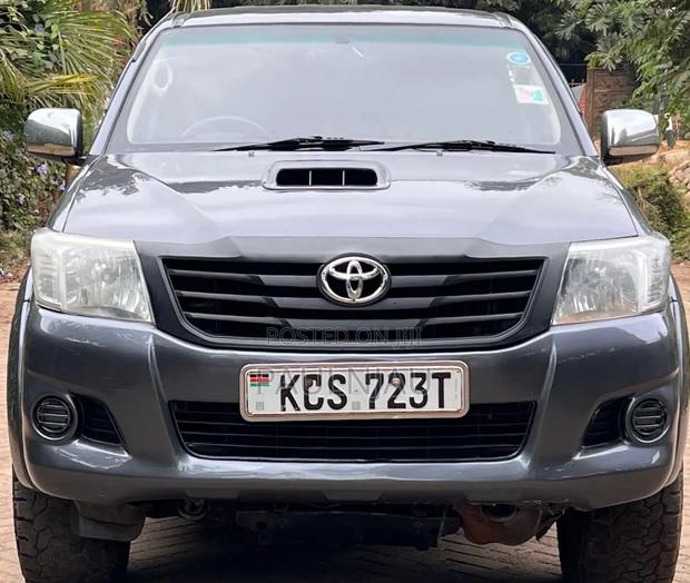 Toyota Hilux 2012 Blue