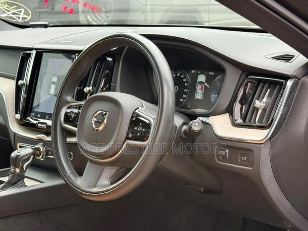 Volvo XC60 2019 Gray
