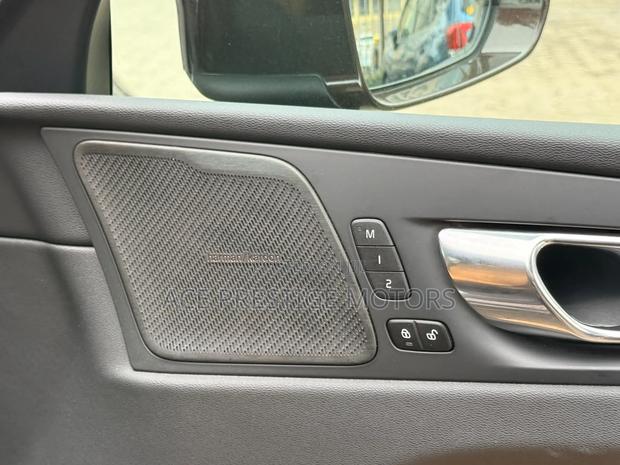 Volvo XC60 2019 Brown