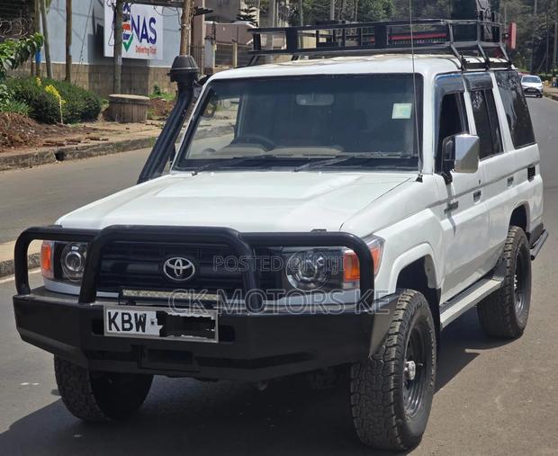 Toyota Land Cruiser 2011 White