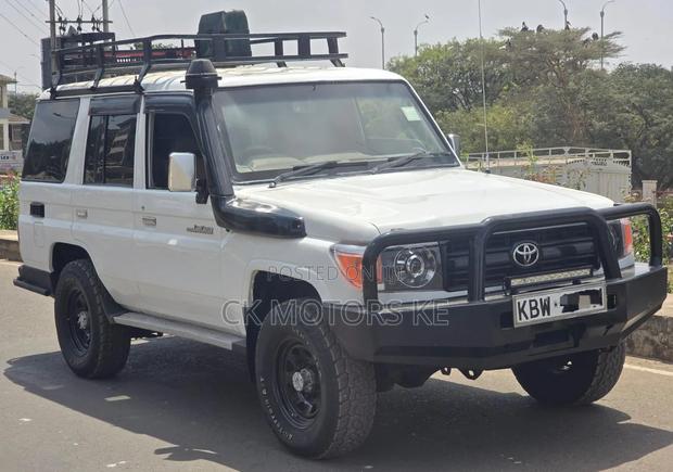 Toyota Land Cruiser 2011 White