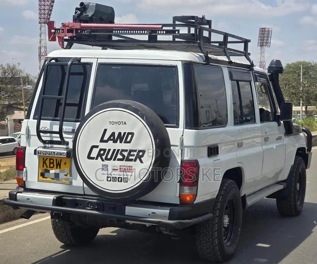 Toyota Land Cruiser 2011 White