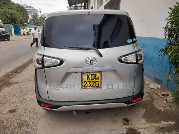 Toyota Sienta 2016 Silver