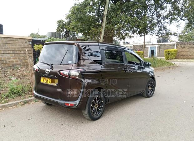 Toyota Sienta 2016