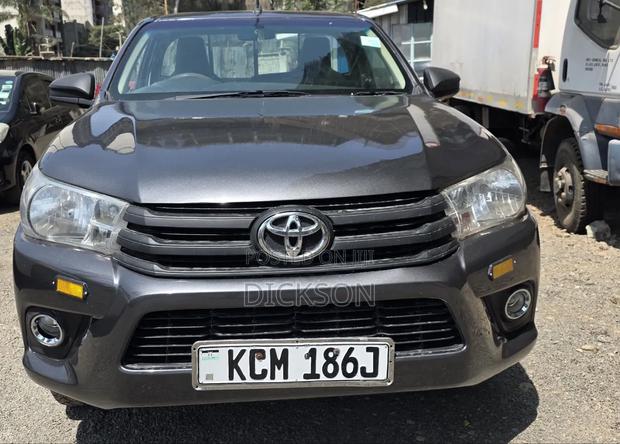 Toyota Hilux 2017 Gray