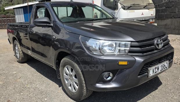 Toyota Hilux 2017 Gray