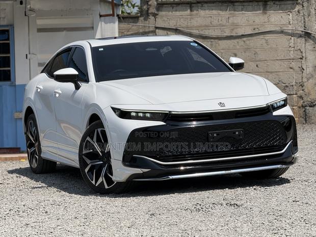 Toyota Crown Platinum 2023 White