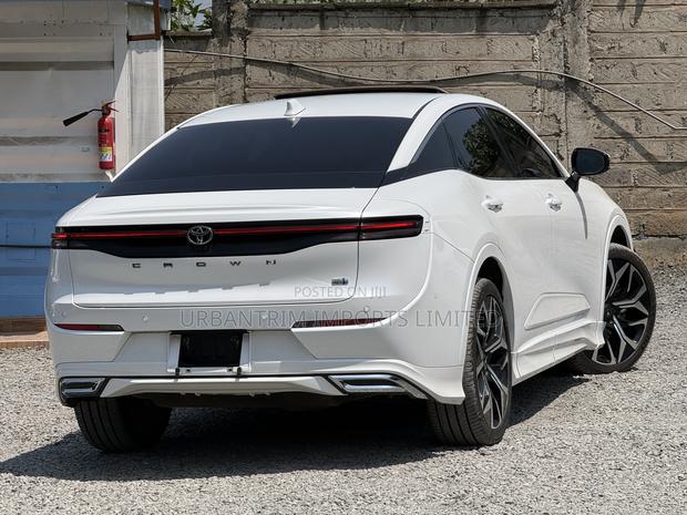Toyota Crown Platinum 2023 White