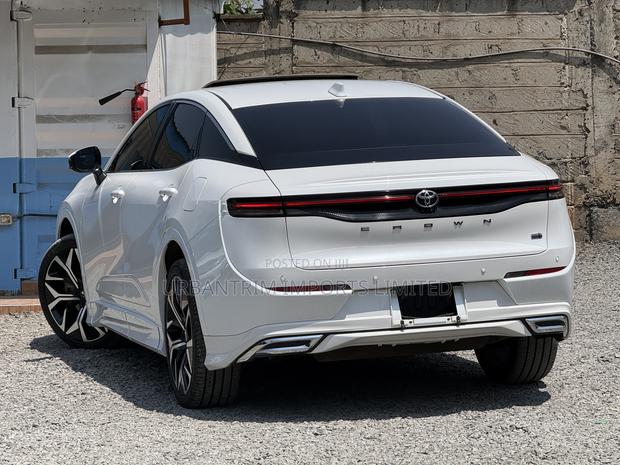 Toyota Crown Platinum 2023 White