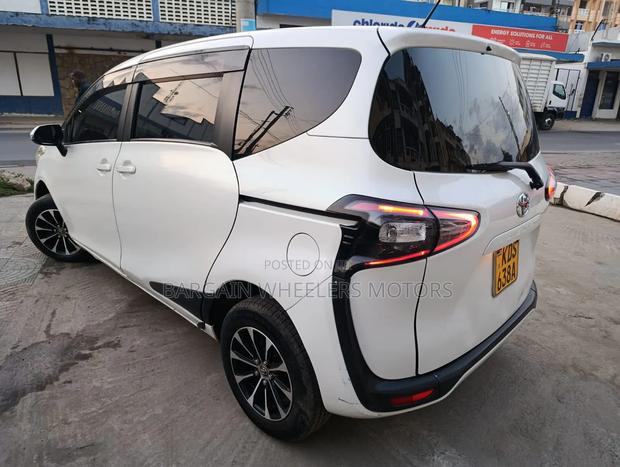 Toyota Sienta 2017 Silver