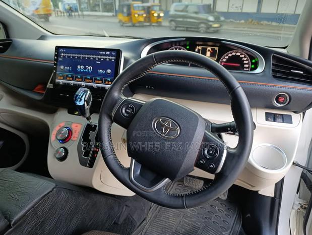 Toyota Sienta 2017 Silver