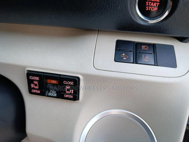 Toyota Sienta 2017 Silver