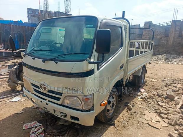 Toyota Dyna 2011 White