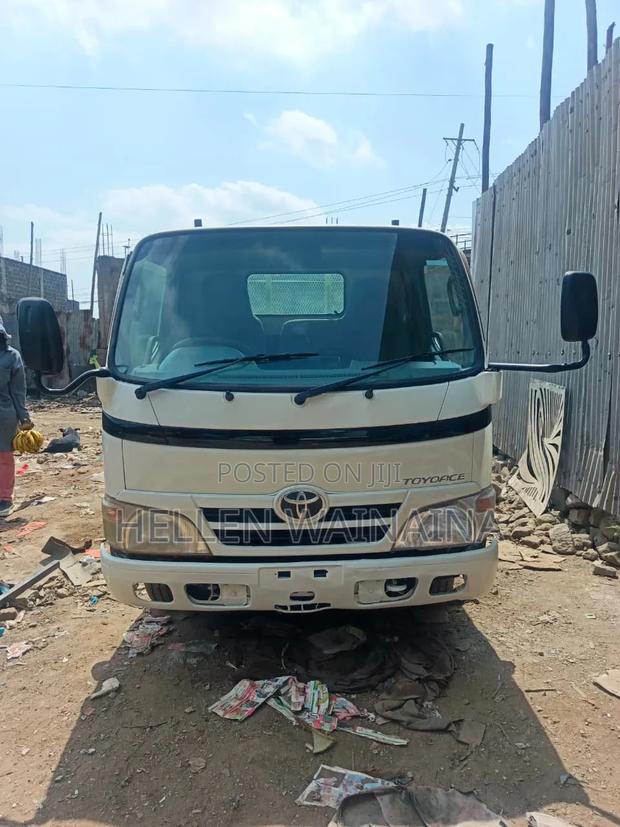Toyota Dyna 2011 White