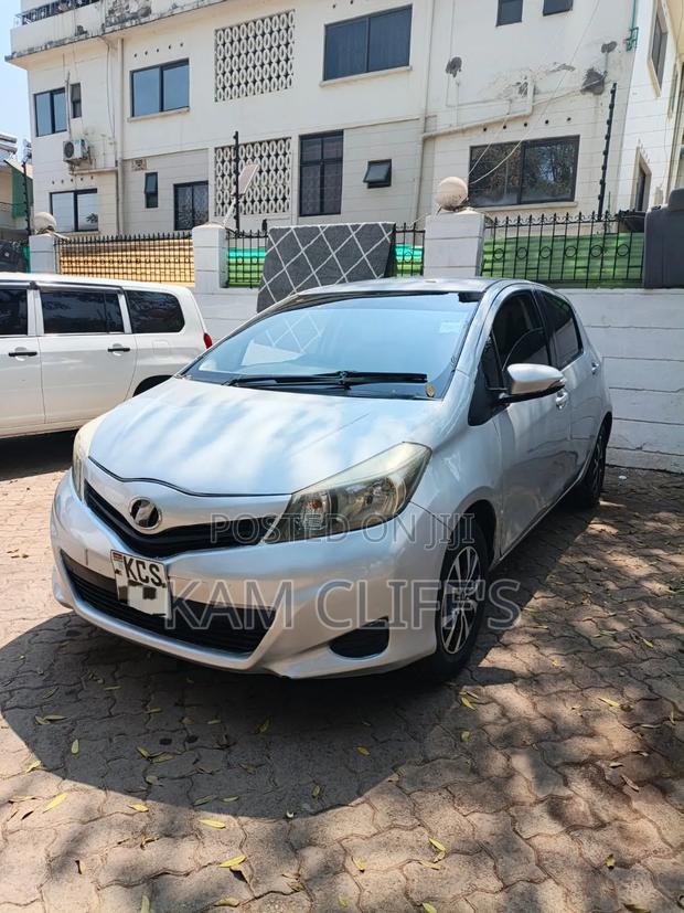Toyota Vitz 2012 Silver