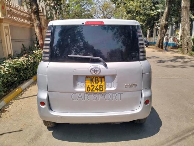 Toyota Sienta 2005 Silver