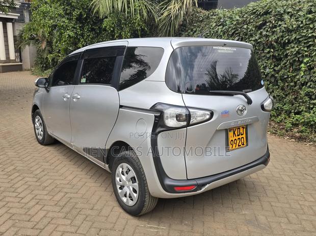Toyota Sienta 2016 Silver
