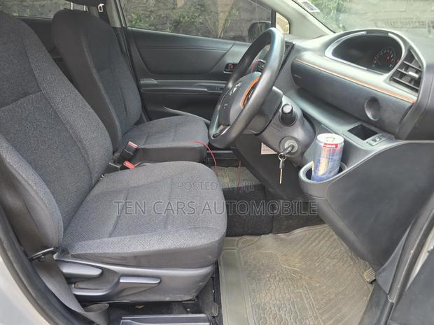 Toyota Sienta 2016 Silver