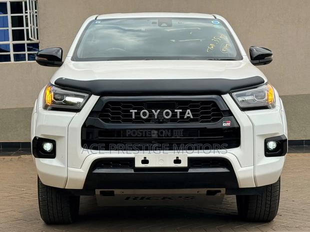 Toyota Hilux 2022 White