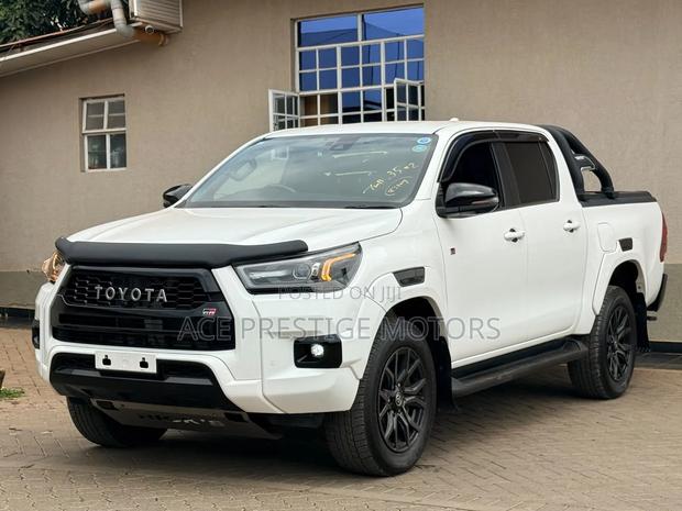 Toyota Hilux 2022 White