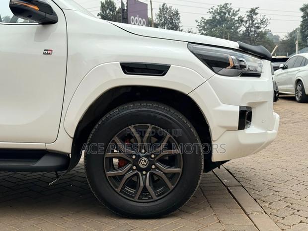 Toyota Hilux 2022 White