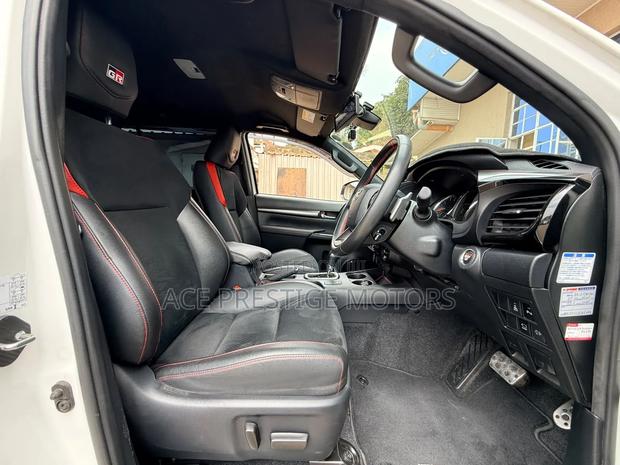 Toyota Hilux 2022 White