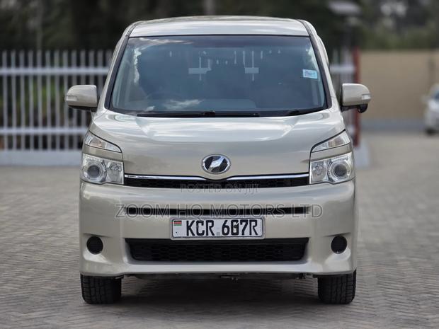 Toyota Voxy 2011 Gold