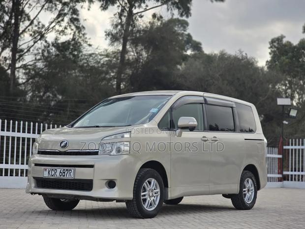 Toyota Voxy 2011 Gold