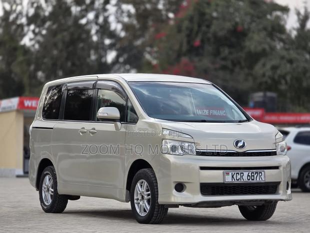 Toyota Voxy 2011 Gold