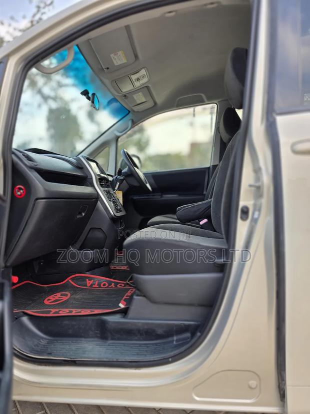 Toyota Voxy 2011 Gold