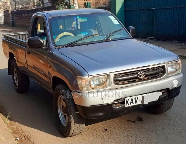 Toyota Hilux 2001 Gray