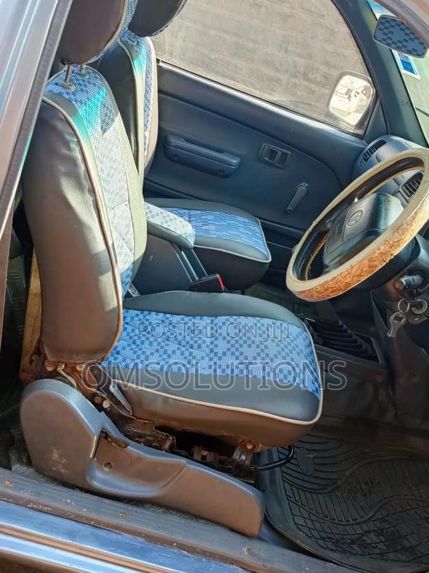 Toyota Hilux 2001 Gray