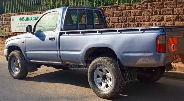 Toyota Hilux 2001 Gray
